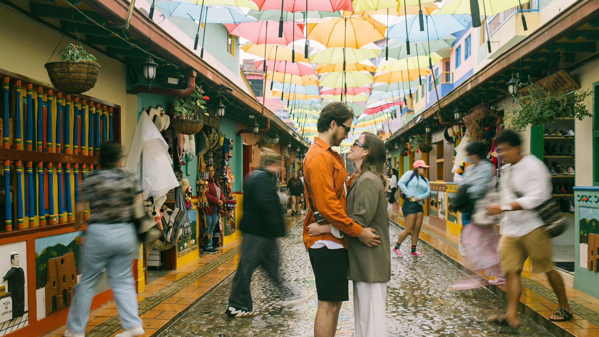 Calle colonial romántica en Cartagena, perfecta para una luna de miel en Colombia
