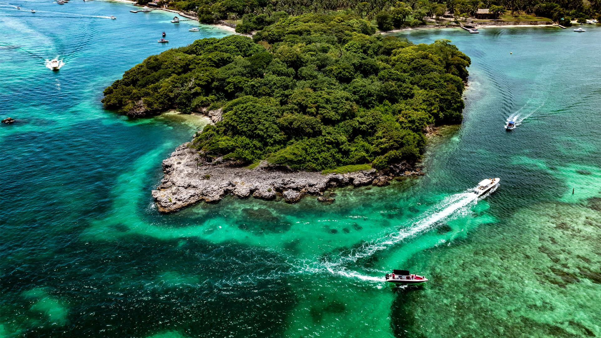 mar de aguas turquesas en islas del rosario Colombia